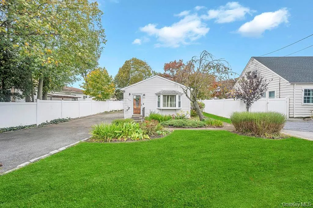 182 Commack Road photo 1