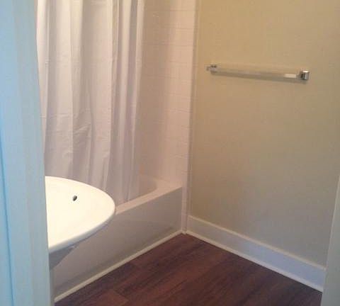 Updated bathroom with tub/shower