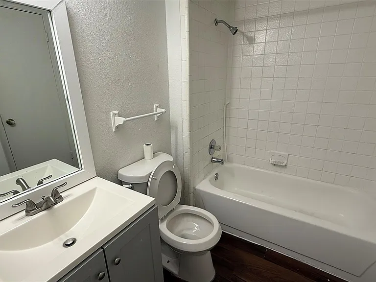 9839 Walnut St #210 — Photo 4