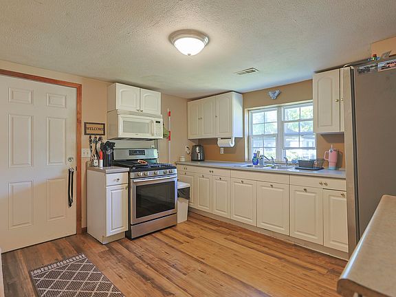 3rd image of 208 Dewey St