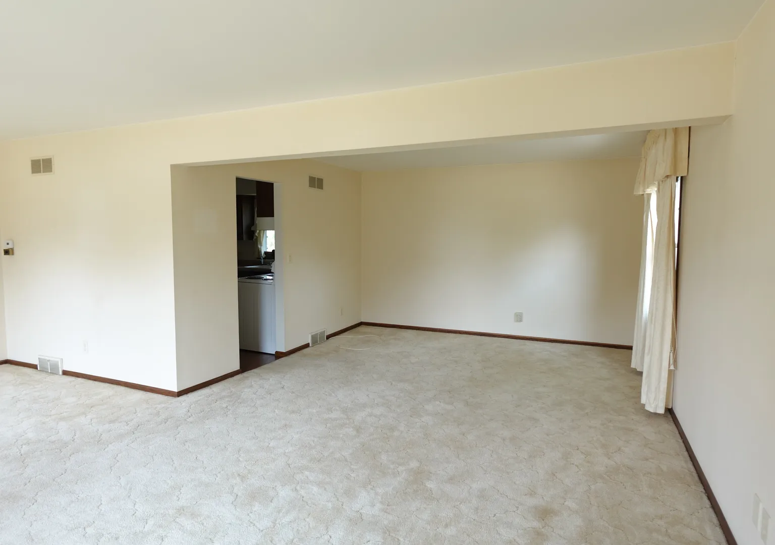 4 bed, 2.5 bath, 2196 sqft, $3,200 — Photo 3