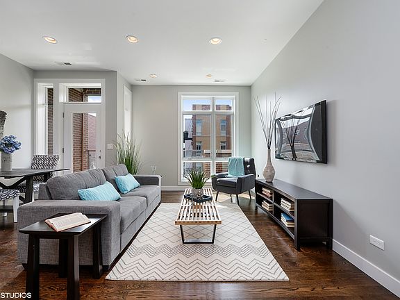 2nd image of 2817 N Oakley Ave #4E
