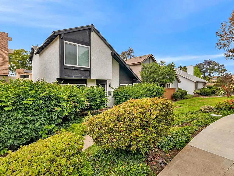 10618 Esmeraldas Dr — Photo 2