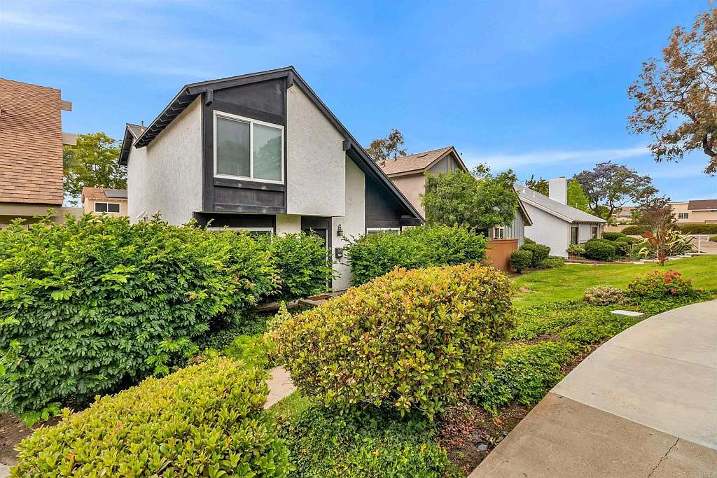 Building Photo - 10618 Esmeraldas Dr