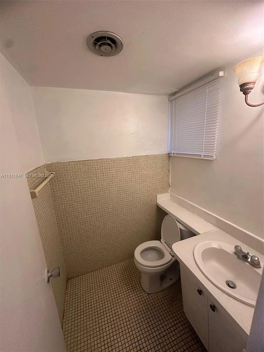 Building Photo - 1530 NE 191st St #205
