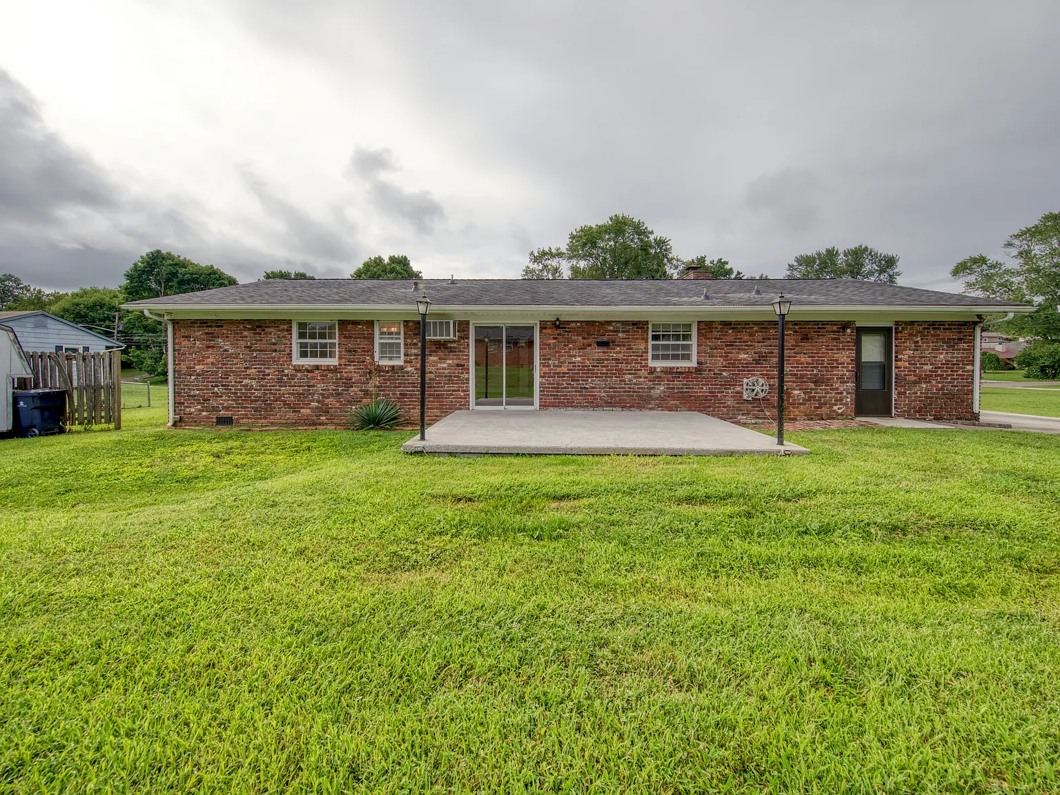 3 bed, 1.5 bath, 1560 sqft, $1,800 — Photo 3