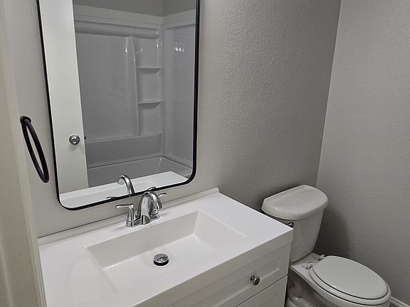 Upstairs Full Bathroom