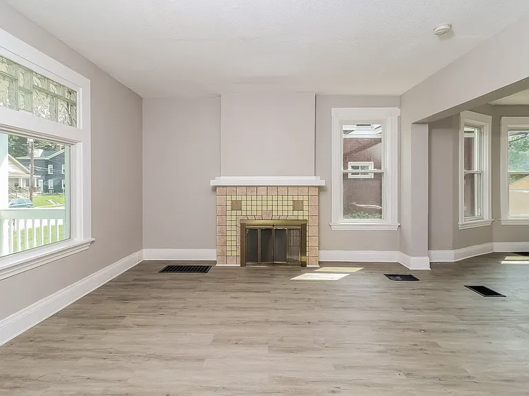 528324_020_living_room_13062406.jpg