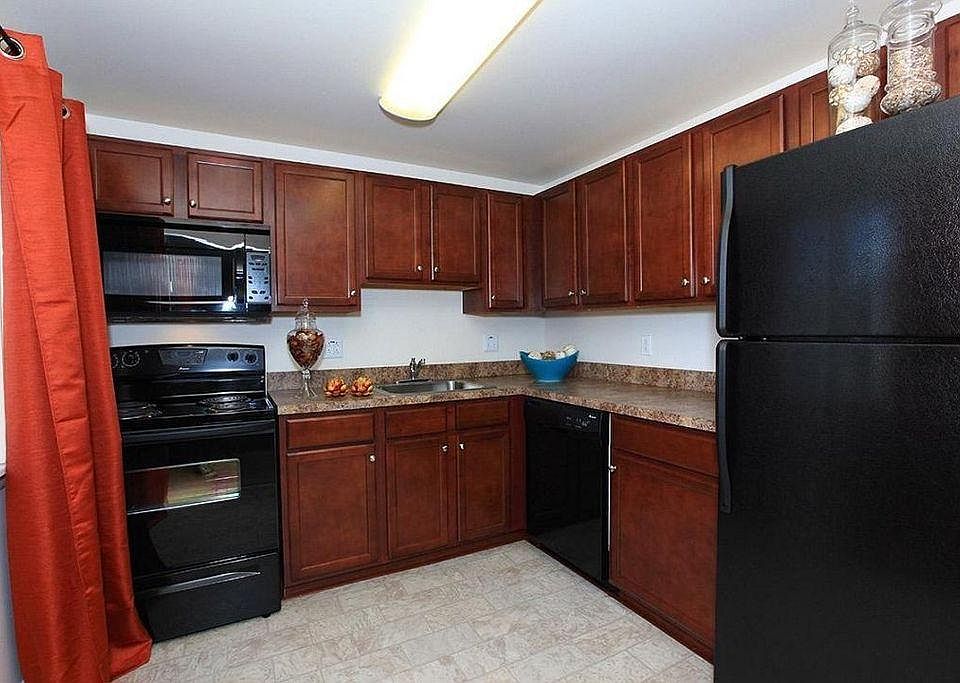 2nd image of 175 Greystone Ln APT 12