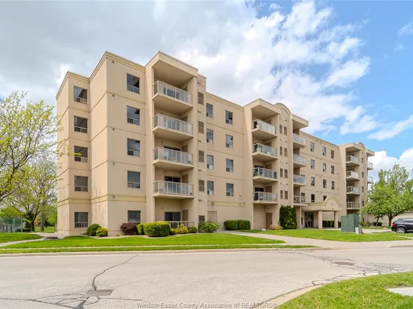 315 Village Grove Dr #301, Tecumseh, ON N8N 5G4