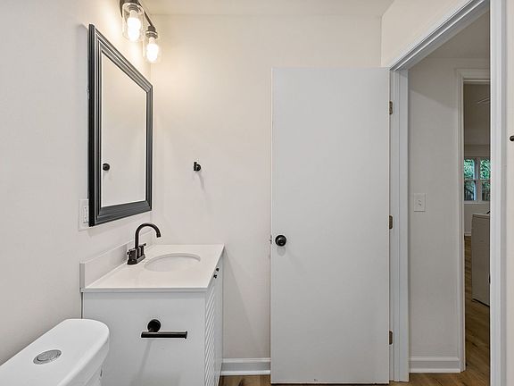 4th image of 1121 W End Blvd #10