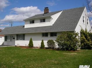 15 Falcon Ln, Levittown, NY 11756