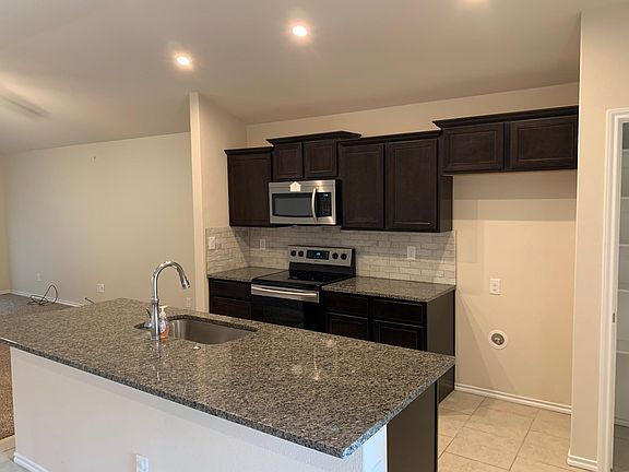 3rd image of 13806 Avenue W