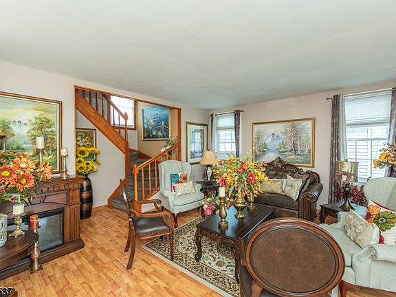 5th image of 359 Pennington Ave