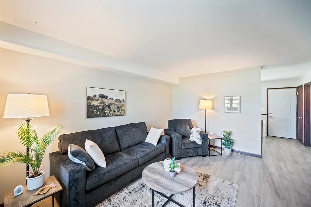 2 bed, 910 sqft, $1,595 — Photo 2
