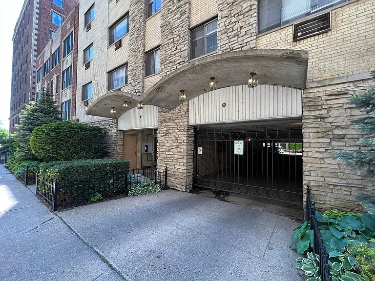 417 W Roscoe St — Photo 6