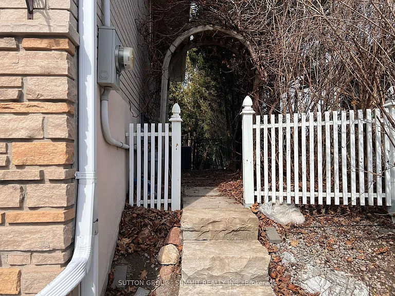 577 Oshawa Blvd N — Photo 4