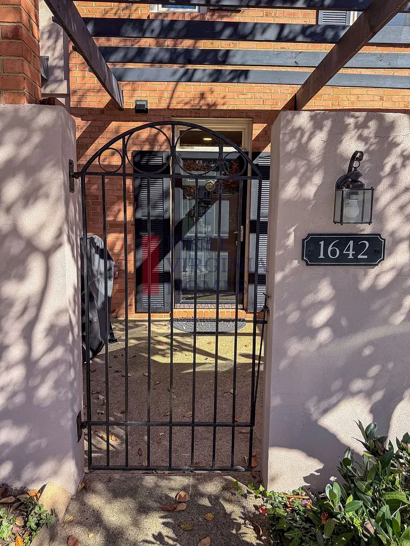 Move-In Ready Garden Court Townhome 2 Bed / 2.5 Bath — Photo 2