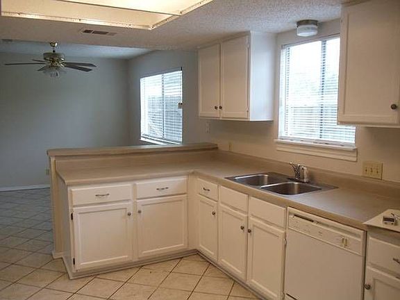3rd image of 1910 Canyon Creek Dr