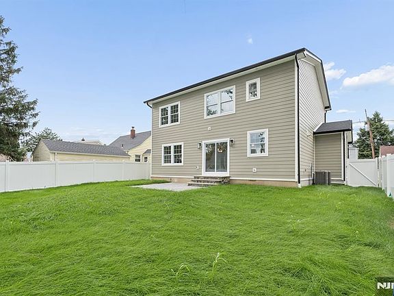 3rd image of 64 Alberta Dr