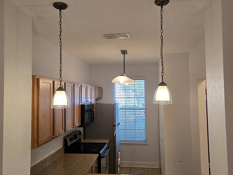 2508 SW 35th Pl — Photo 4