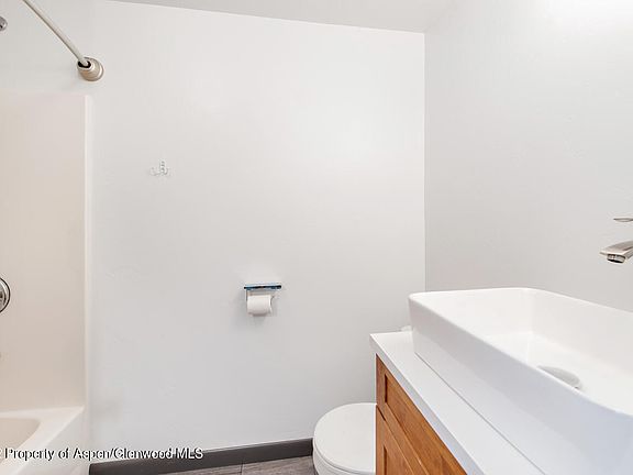 5th image of 182 Darrow St