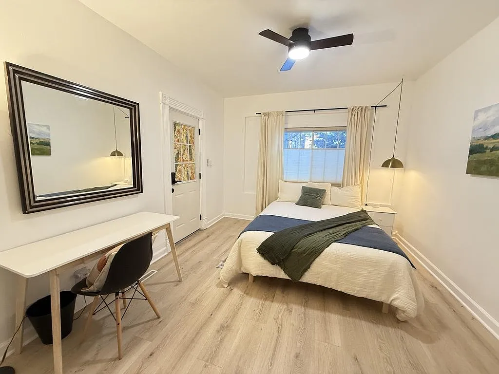 Premium mattress & big mirror - W Clybourn St