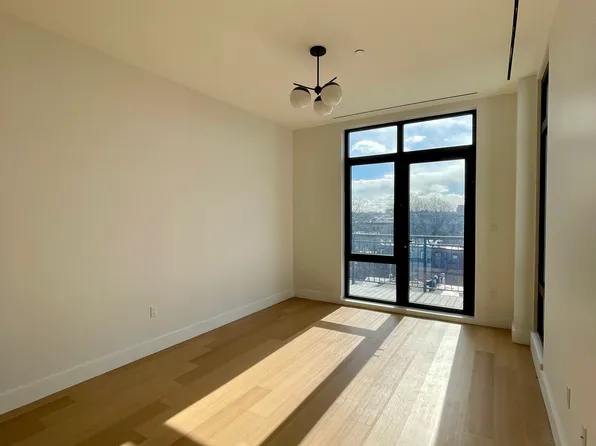 420 Gates Avenue image 6 of 22