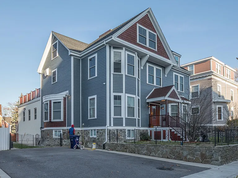 27 Howland St #2 — Photo 17