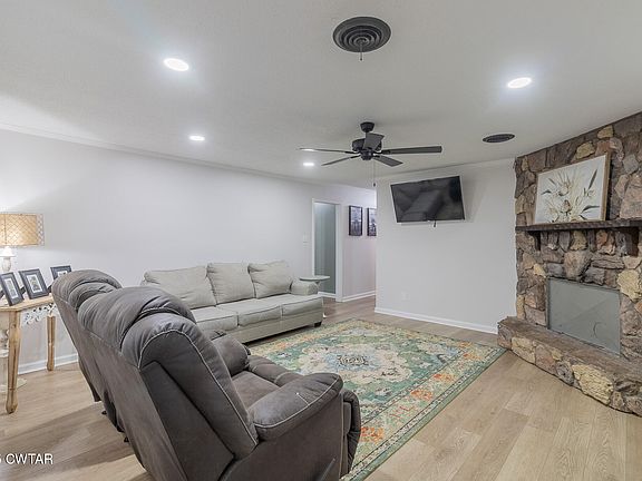 4th image of 799 Hart Dr