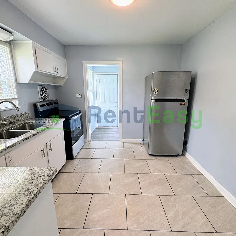 3 bed, 1.0 bath, 924 sqft, $1,645 — Photo 4
