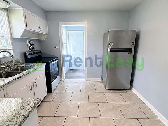 4th image of 2625 Eastwood Ave
