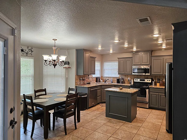 141 Mariposa Dr — Photo 4