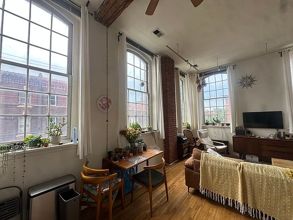 4th image of 2627 Brown St #111