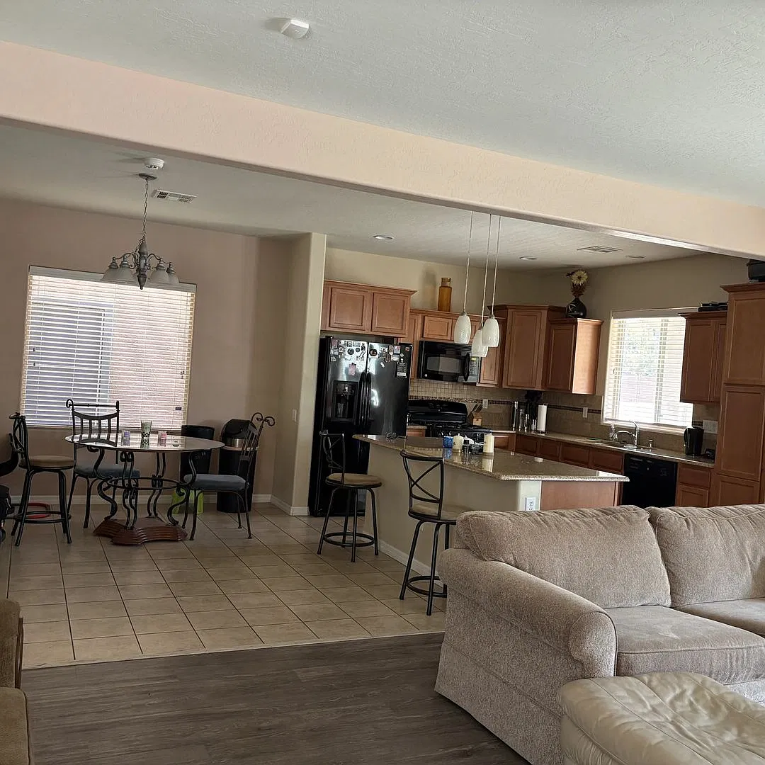 Spacious 3 Bed, 2.5 Bath Home in Gated Versante Community — Photo 2