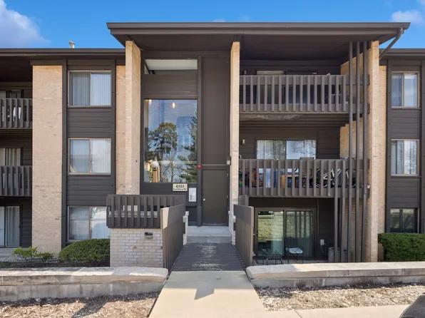 6151 Knoll Wood Rd APT 306, Willowbrook, IL 60527