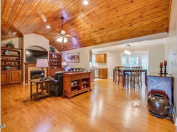 4th image of 205 Bridgewater Ct