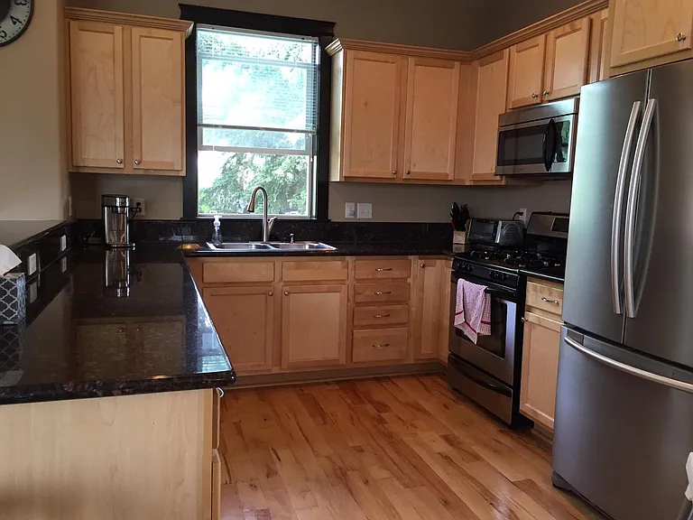939 NE Roselawn St — Photo 1