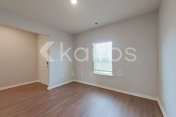 1111 Freedom Pkwy — Photo 4
