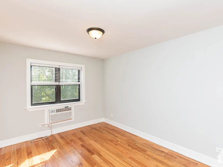 430 W Barry Ave — Photo 3