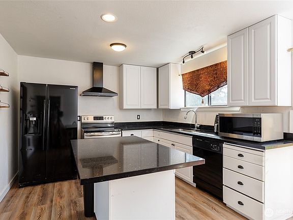 5th image of 158 136th St E