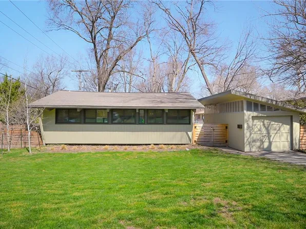 4504 W 78th St, Prairie Village, KS 66208