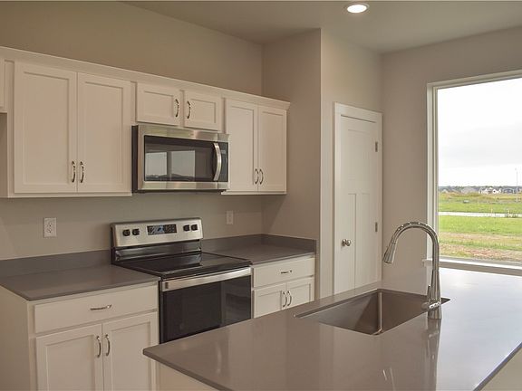 5th image of 622 NE Hunter Dr