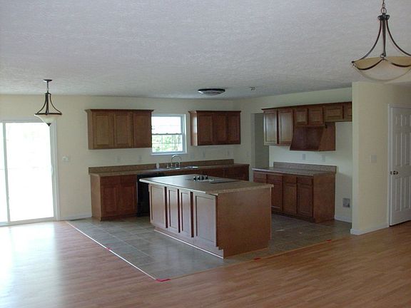 5th image of 130 Longwood St