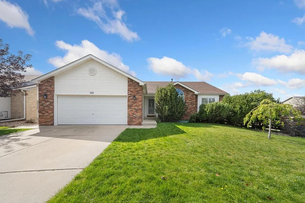 101 Whitney Ct — Photo 2