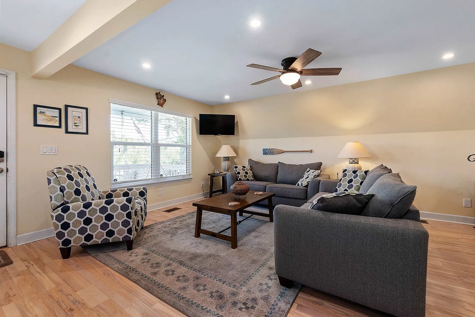 3 bed, 2.0 bath, 1689 sqft, $3,135 — Photo 2