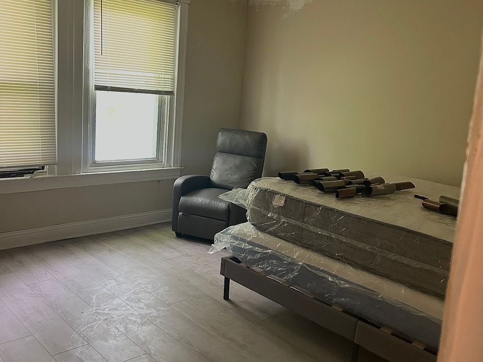 2nd image of 113 W Logan St