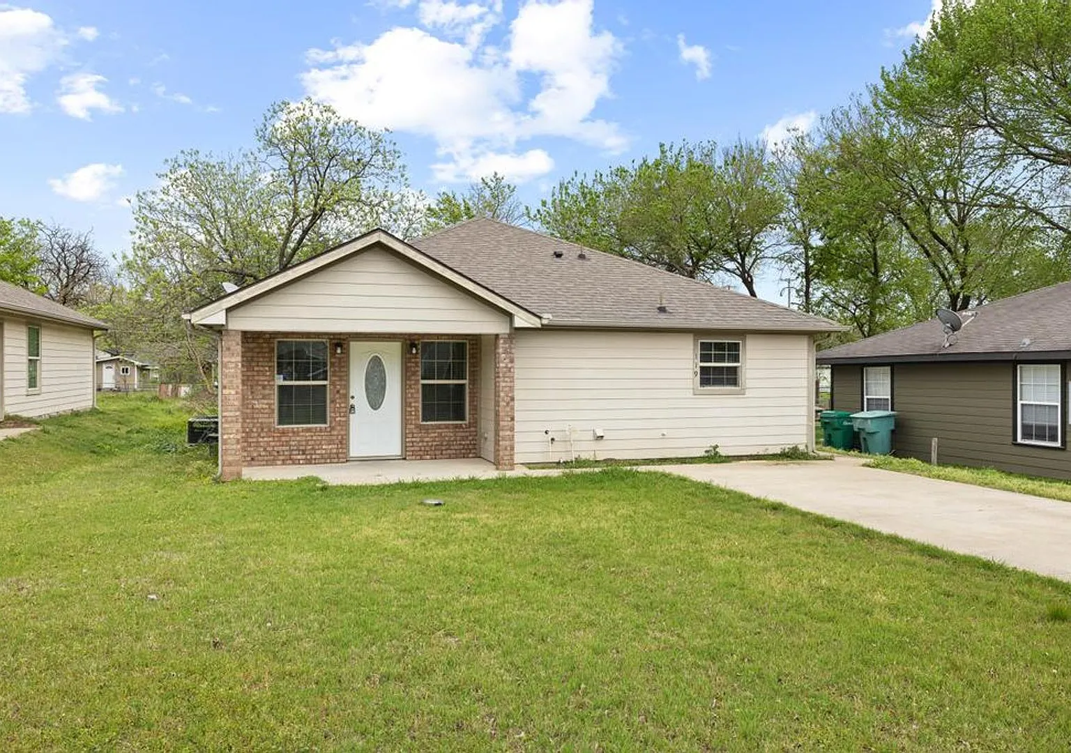 Step into comfort and modern convenience with this charming 3-bedroom, 2-bathroom home in Sherman... — Photo 1
