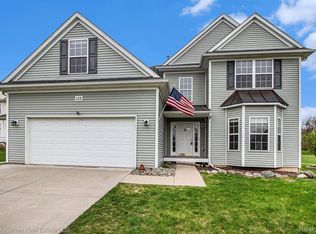 122 Fox Meadows Ct, Howell, MI 48843