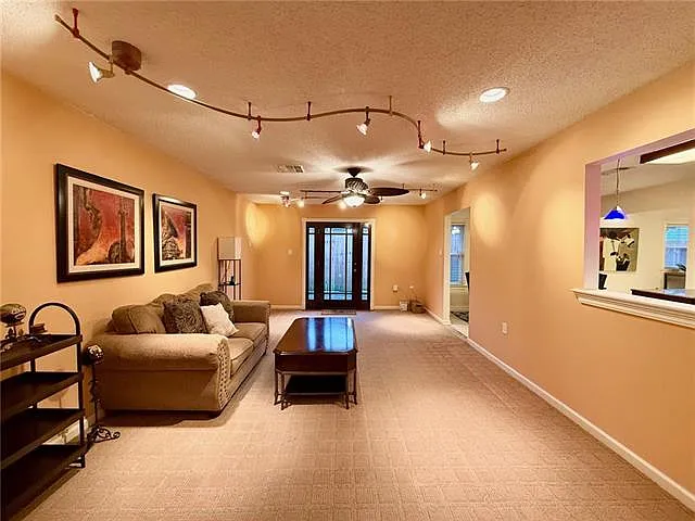 3 bed, 2.0 bath, 2220 sqft, $2,250 — Photo 2